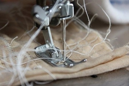 Причины обрыва нити в швейных машинках