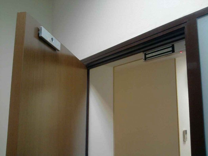 Электромагнитный замок на дверном полотне 