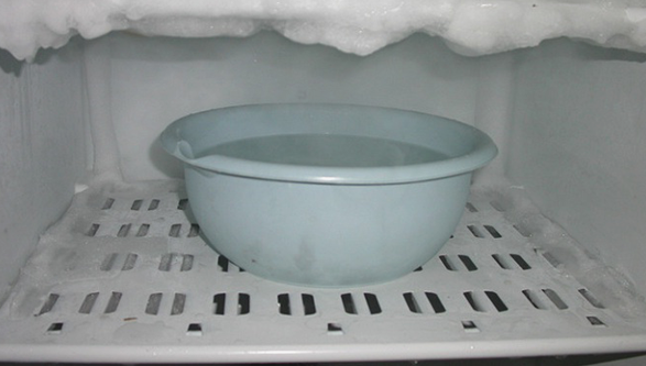 Подставляйте посуду для сбора жидкости в холодильник