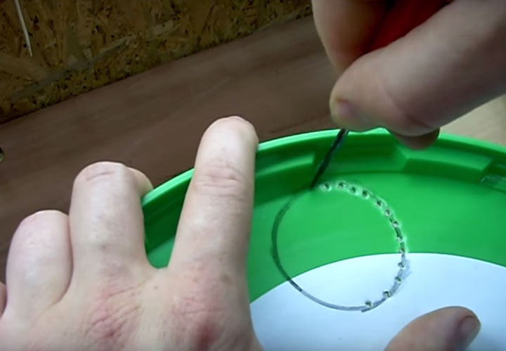 как прорезать отверстие в пластиковом ведре