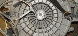 Шум при вращении барабана в стиральной машине: почему сильно шумит машинка при отжиме и что делать