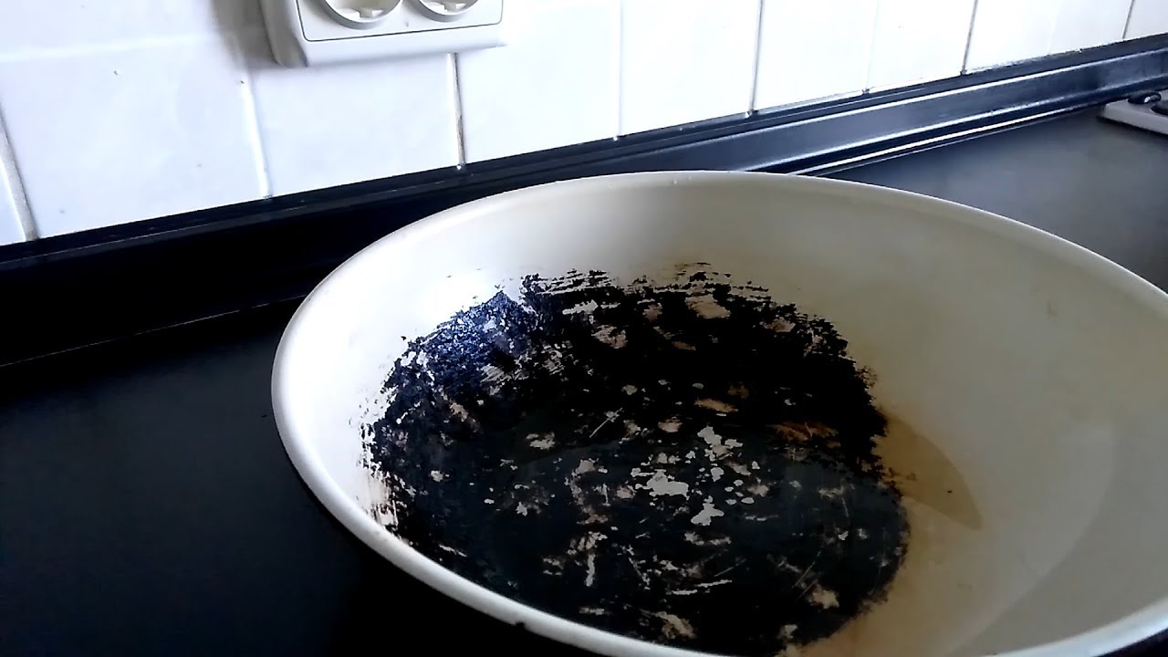 Остатки пригоревшей еды на сковороде