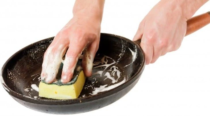 Как отмыть сковороду с антипригарным покрытием от нагара внутри мылом