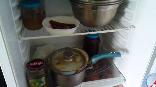 Чтобы начать мытья нужно сначала вынуть все продукты и разморозить холодильник.