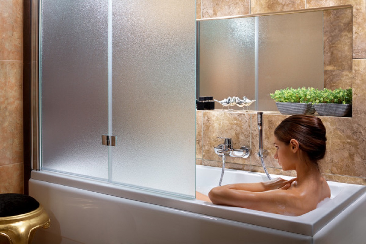 Как подобрать стеклянные шторы для ванной?