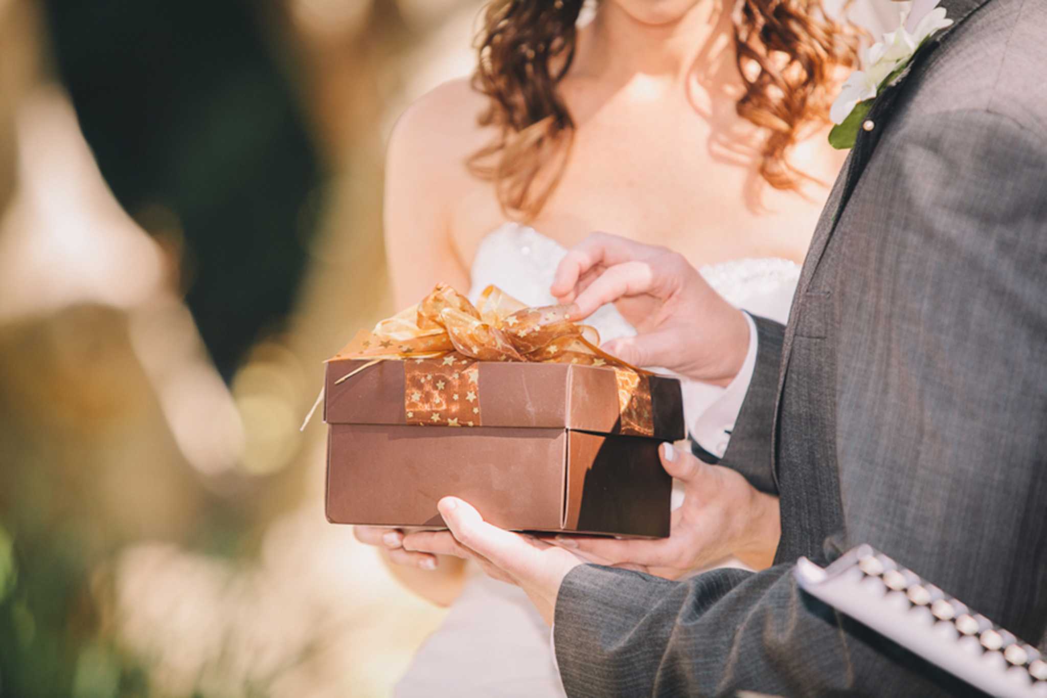 Лучшие подарки техники на свадьбу: выбирайте подарок, который порадует молодоженов на долгие годы!
