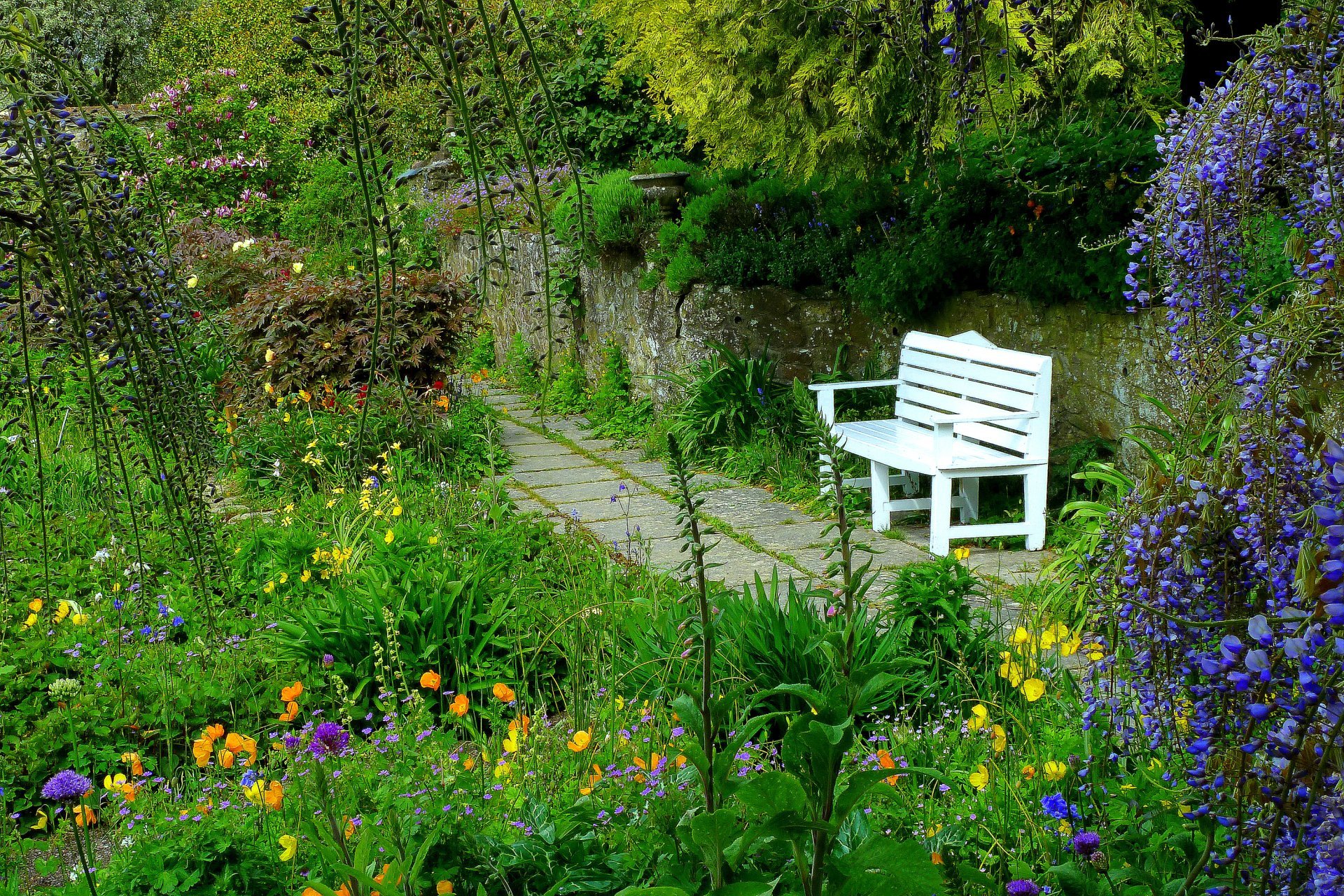 Садовые скамейки: комфорт и красота в вашем саду
